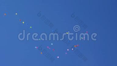 彩色气球在天空中飞舞，<strong>红蓝黄</strong>橙粉.. 许多五颜六色的气球在空中飞舞